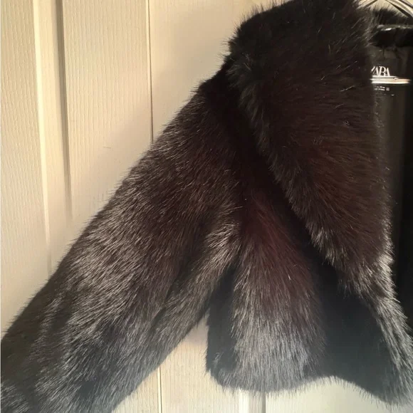 ZARA Black Faux Fur Cropped Jacket with Wide Collar - Picture 3 of 8